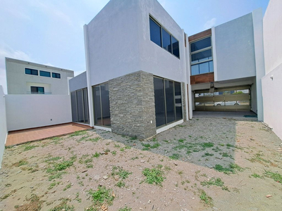 Casa En Venta Tres Recámaras Acceso Controlado En La Rioja