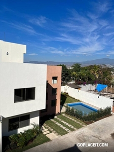 Casa en Venta con Techos Doble Altura, Alberca Privada y Roof Garden en Lomas de Cuernavaca Morelos