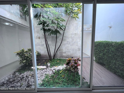 En Juriquilla Santa Fe Casa Con Jardín Privado En Venta