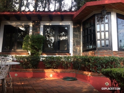 En Venta, Casa estilo cabaña colonial a media cuadra de Av Toluca y Cda de los Cedros