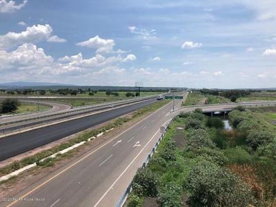 Terreno De 3,000 M2 Sobre La Autopista Querétaro-celaya