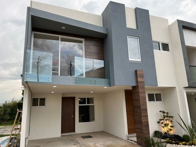 ¡Amplia y lujosa casa en venta Zona VW! en exclusivo desarrollo residencial