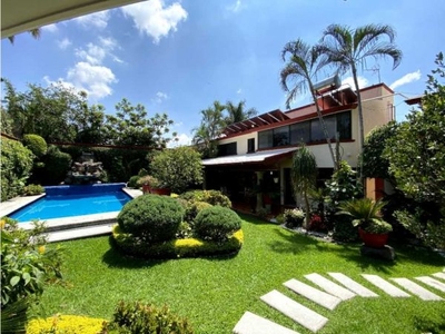 Casa residencial en venta en Lomas de Cuernavaca con alberca y jardín