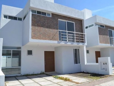 Hermosa Casa en Juriquilla, San Isidro, Jardín, Estudio o 4ta Recamara, Roof..