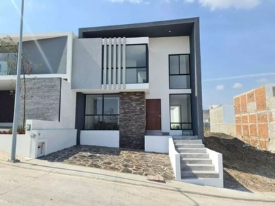 LOMALTA Casa en venta con excelente vista, 4 recámaras, una en planta baja