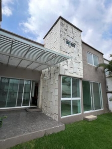 Se vende bonita casa en Fraccionamiento con vigilancia, zona norte.