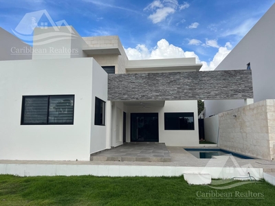 Doomos. Espectacular casa en venta en Lagos del Sol Cancun IBO6989