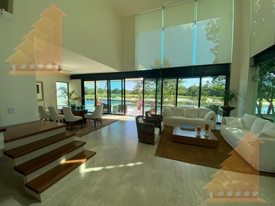 Doomos. Preciosa residencia en venta SIN MUEBLES con vista al lago en Cancun Country Club