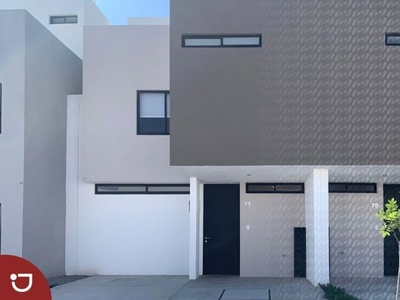 Casa a la venta con jardín y opción de rooftop en residencial Zakia, Querétaro