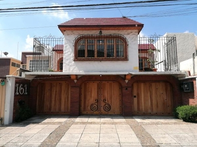 Casa con Uso de Suelo Comercial en Viveros de la Loma