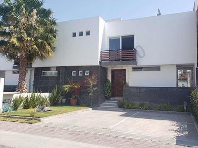 Casa en venta en El Refugio con amplio jardín y terraza, en Querétaro.