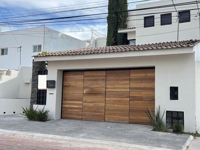 CASA EN VENTA EN PRIVADA JURICA, REMODELADA