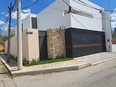Doomos. Casa nueva en renta ubicada en zona exclusiva de Mérida, Montecristo.
