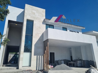 Doomos. Lania Residencial - CARRETERA NACIONAL - Casa en Venta Monterrey Zona Sur