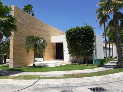 Doomos. LUJOSA RESIDENCIA EN VENTA, 4 RECAMARAS EN VILLA MAGNA, CANCUN