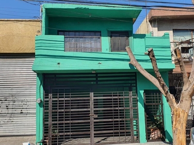 Doomos. CASA EN VENTA CENTRO DE GUADALUPE, EXCELENTE UBICACIÓN PARA OFICINA/BODEGA