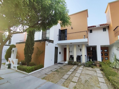 Doomos. Casa en venta en Fracc. Lomas Verdes con acceso controlado