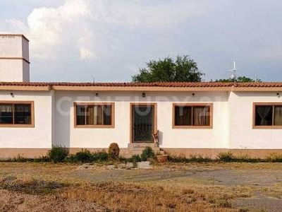 Hermosa Casa residencial con amplios jardines.