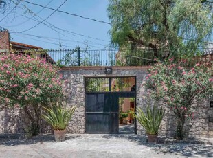 Encantadora de una recámara con vista y jardín.