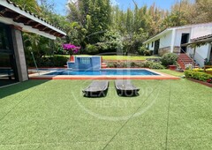 casa en venta en cuernavaca, ahuatepec con alberca, jardín y jacuzzi - 6 recámaras - 5 baños - 380 m2