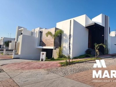 Venta Casa con Alberca, doble Altura en Valle Verde, Colima,