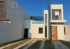 doomos. hermosa casa en venta con dos recámaras en planta baja en lomas de la rioja