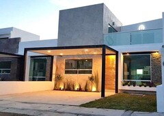 estrena esta casa en residencial el refugio, amplios espacios, moderno diseño y acabados de calidad.