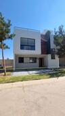 hermosa casa a la venta, en coto privado solares