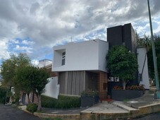hermosa casa con terraza y estudio independiente en venta en lomas de tarango
