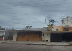 Se venden 3 casas abarcan de calle a calle con alberca en Col Guadalupe Culiacan