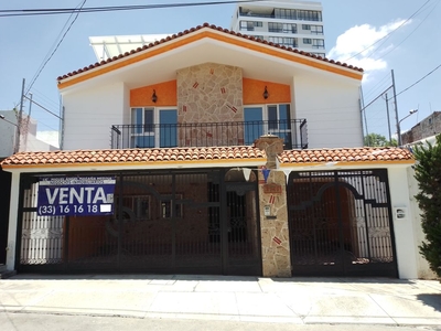 Amplia casa en excelente estado de conservación. En Providencia, Guadalajara