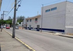 300 m local comercial en renta sobre la avenida yáñez, cuenta con s