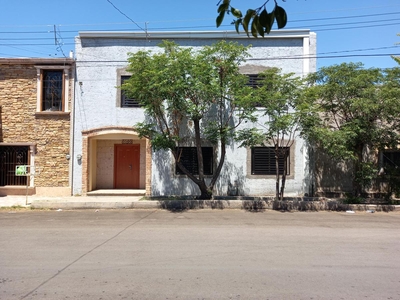 Doomos. Casa en venta con recamara en planta baja en Col. Obrera Chihuahua, Chih.