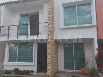 preciosa casa en venta, fraccionamiento cerrado y vigilancia las 24 hrs.