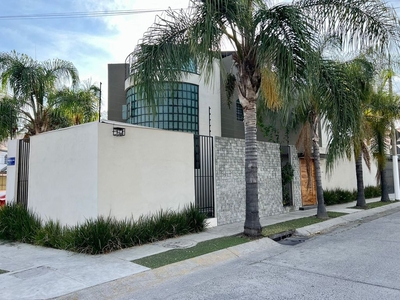 CASA EN VENTA CON EXCELENTE DISEÑO ARQUITECTÓNICO. $ 7,900,000