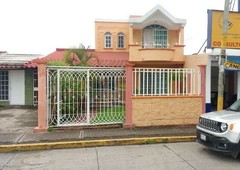 Casa de 2 plantas en Fracc. Geovillas del Puerto sobre avenida principal