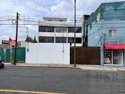 Doomos. Edificio en Venta 3 pisos en Av. de los Maestros a 5 min del centro de Toluca