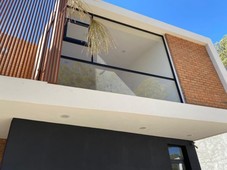 Estrena moderna casa de 3 niveles en ALTOZANO, Fracc. arbolado y con vigilancia
