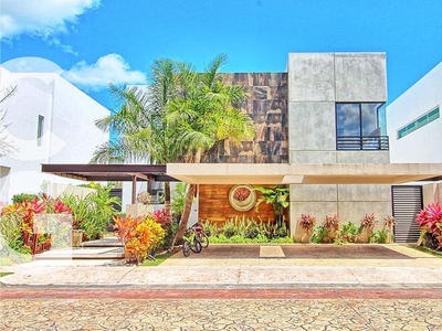 Casa en Renta en Cancun en Residencial Lagos del Sol con Alberca y Jardin