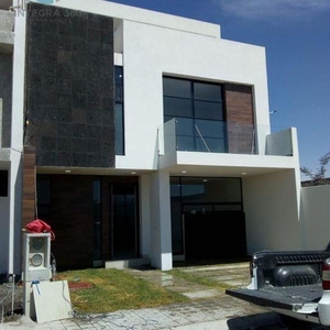 Casa en Renta en Explanada Sur cuenta con 3 recamaras con bano closets estacionamiento para 2 autos
