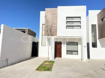 En venta casa, con amplios espacios y circuito con Amenidades