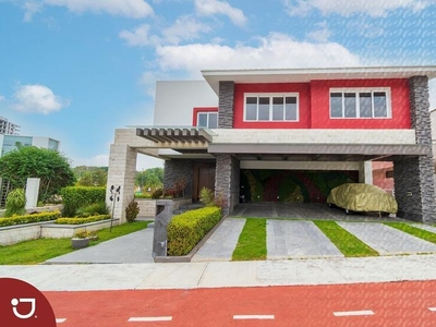Casa en venta en Xalapa, Residencial del Lago; diseño modernista y panorámico