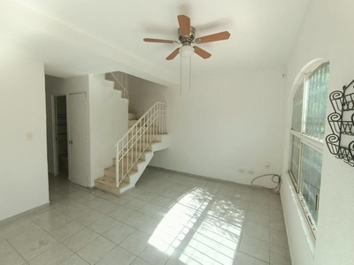 Renta de Casa en Cancún Sm 55 Fraccionamiento Porto Bello casi Av. Las Torres