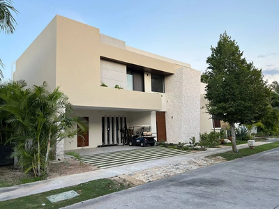 Yucatan Country Club En Venta Casa Con Alberca Y Paneles Sol