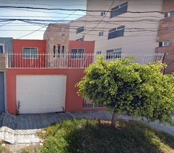 Casa de 3 rec en calle Delphos, col. Los Pilares, Puebla, Pue.