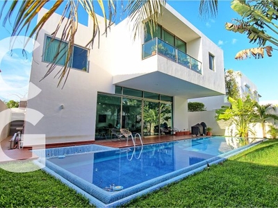 Casa en Venta en Cancun en Residencial Lagos del Sol con Alberca y Jardin