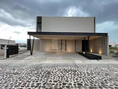Casa Nueva en venta en El Campanario Querétaro con 4 recámaras y privada con alberca