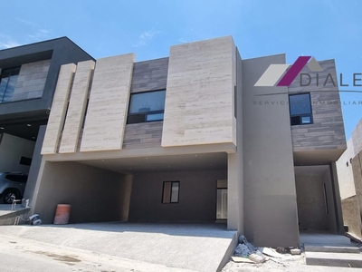 Doomos. Carolco Residencial -CARRETERA NACIONAL- Casa en Venta Monterrey Zona Sur