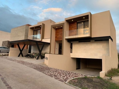 Se Vende Casa en Altozano, Doble Altura, Diseño de Autor, 4 Recamaras, Hermosa!!