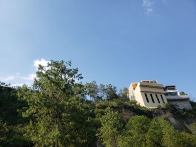 TERRENO AL LADO DE LA CASA AMARILLA DE LA FOTO